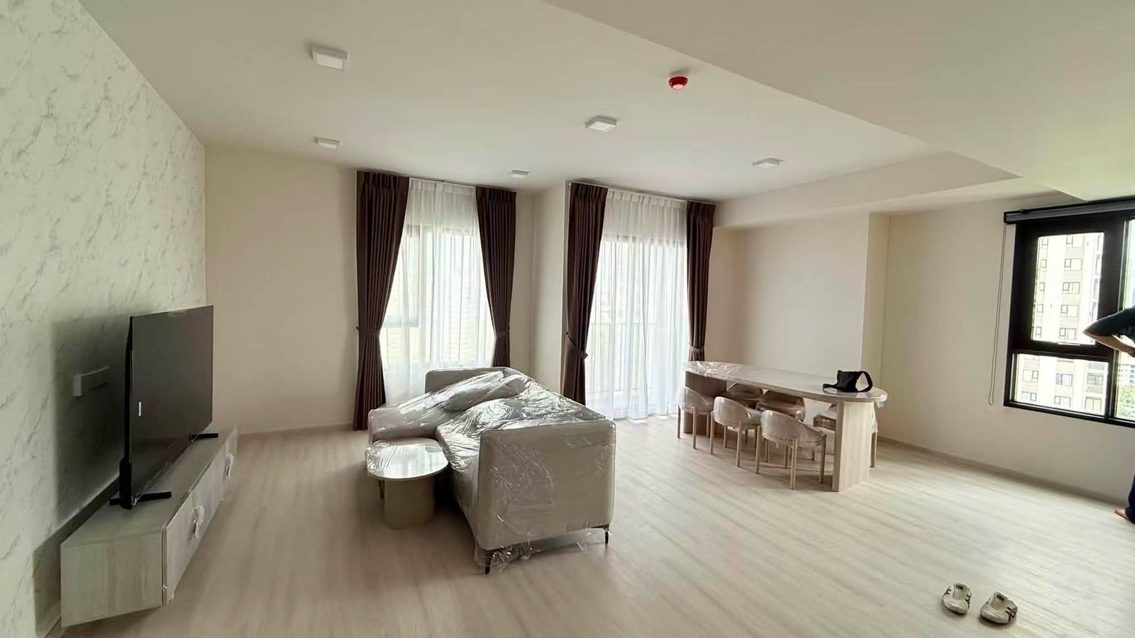 For rent: Cobb Ratchada - Rama 🍁 New room, red sign 🍁 Near MRT-Cultural Center 🍁3 bedrooms, 3 bathrooms