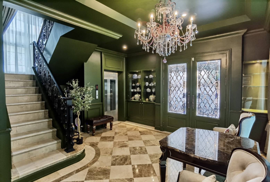 Single house for sale, 4-story luxury house, Modern Classic style, Sukhumvit 61, 600 sq m, 61 sq m, luxury house in the heart of Sukhumvit with Mitsubishi elevator. Single house for sale, 4-story luxury house, Modern Classic style, Sukhumvit 61, 600 sq m, 61 sq m, luxury house in the heart of Sukhumvit with Mitsubishi elevator.