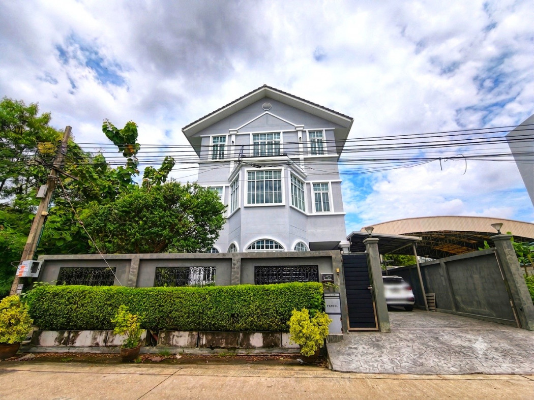 Three-story detached house for sale in Soi Lasalle 61. fully furnished. Ready to move in. Near Central Bangna. 63 sq.wa.