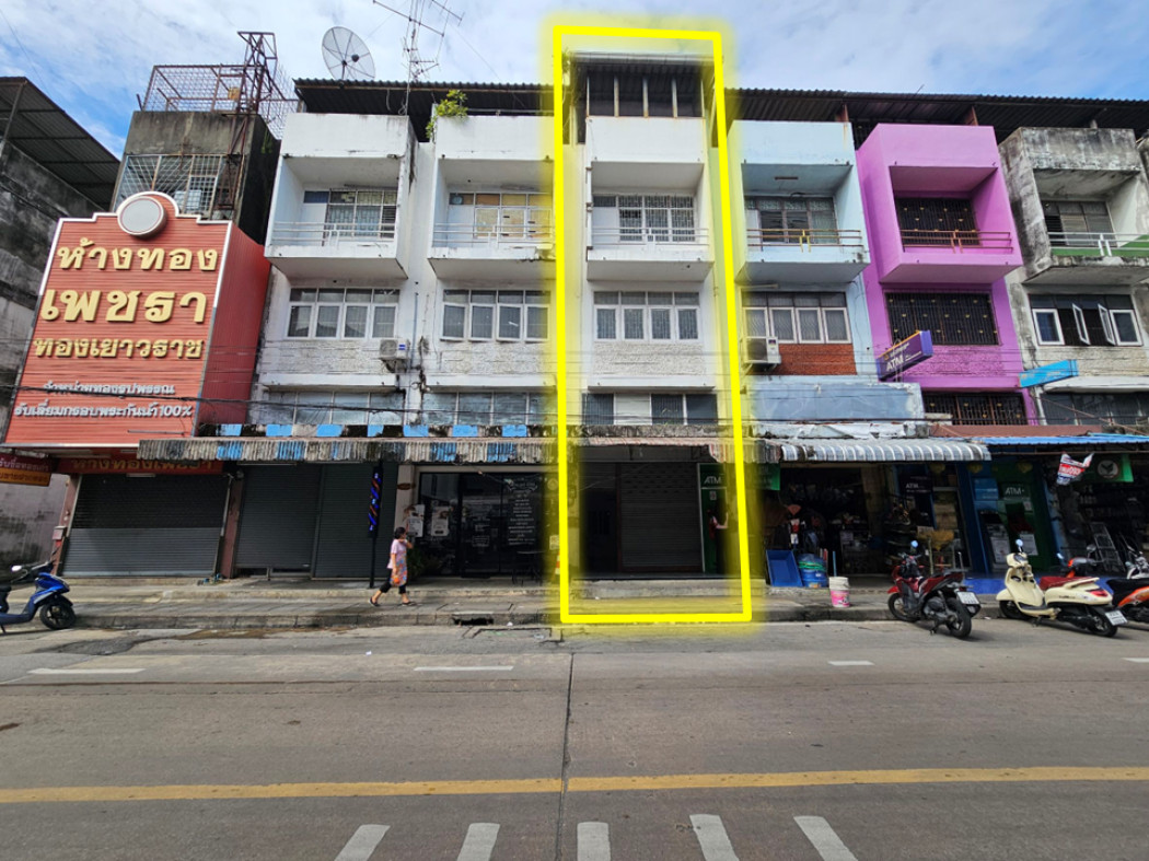 Four-and-a-half-story commercial building for sale in Soi On Nut 70/1. Suitable for business. Near Seacon Square Srinakarin. Size: 33 sq.wa. Four-and-a-half-story commercial building for sale in Soi On Nut 70/1. Suitable for business. Near Seacon Square Srinakarin. Size: 33 sq.wa.
