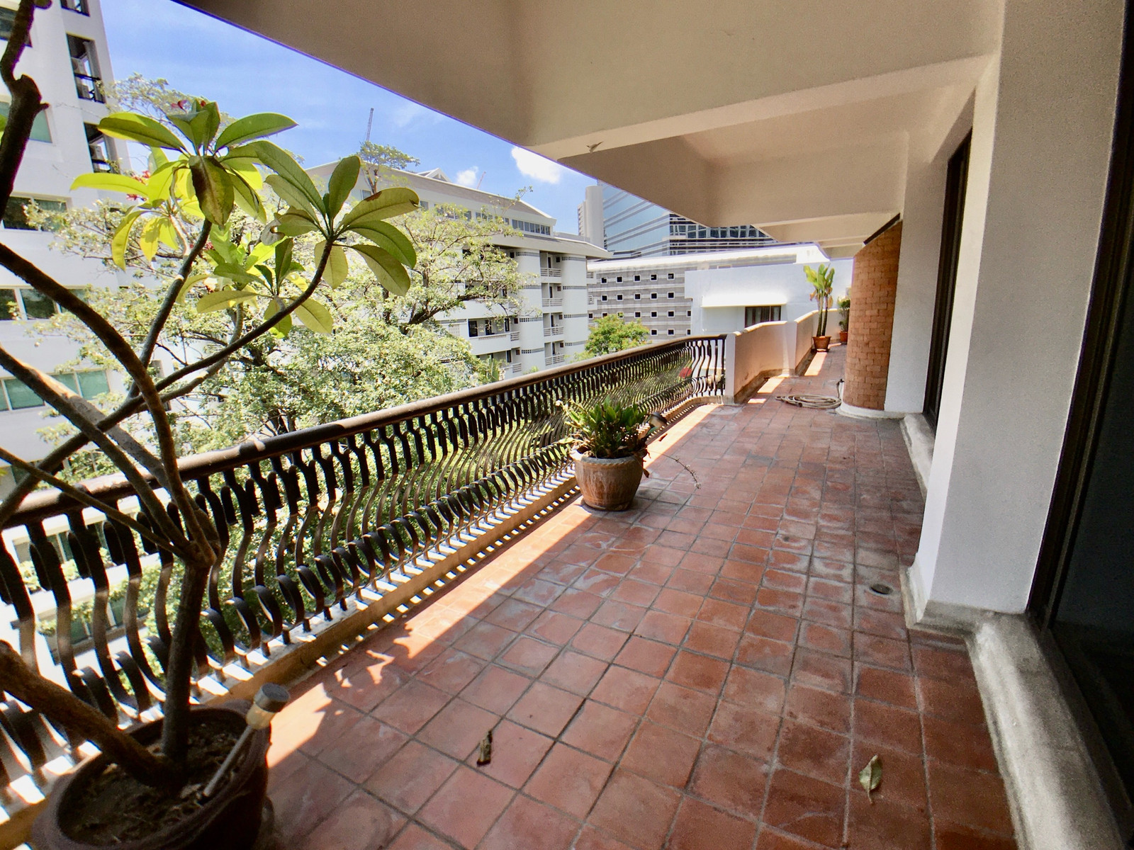 For Rent Apartment Soi Ruamrudee Phloen Chit 300 Sq.m. near BTS 650 Meters and International School
