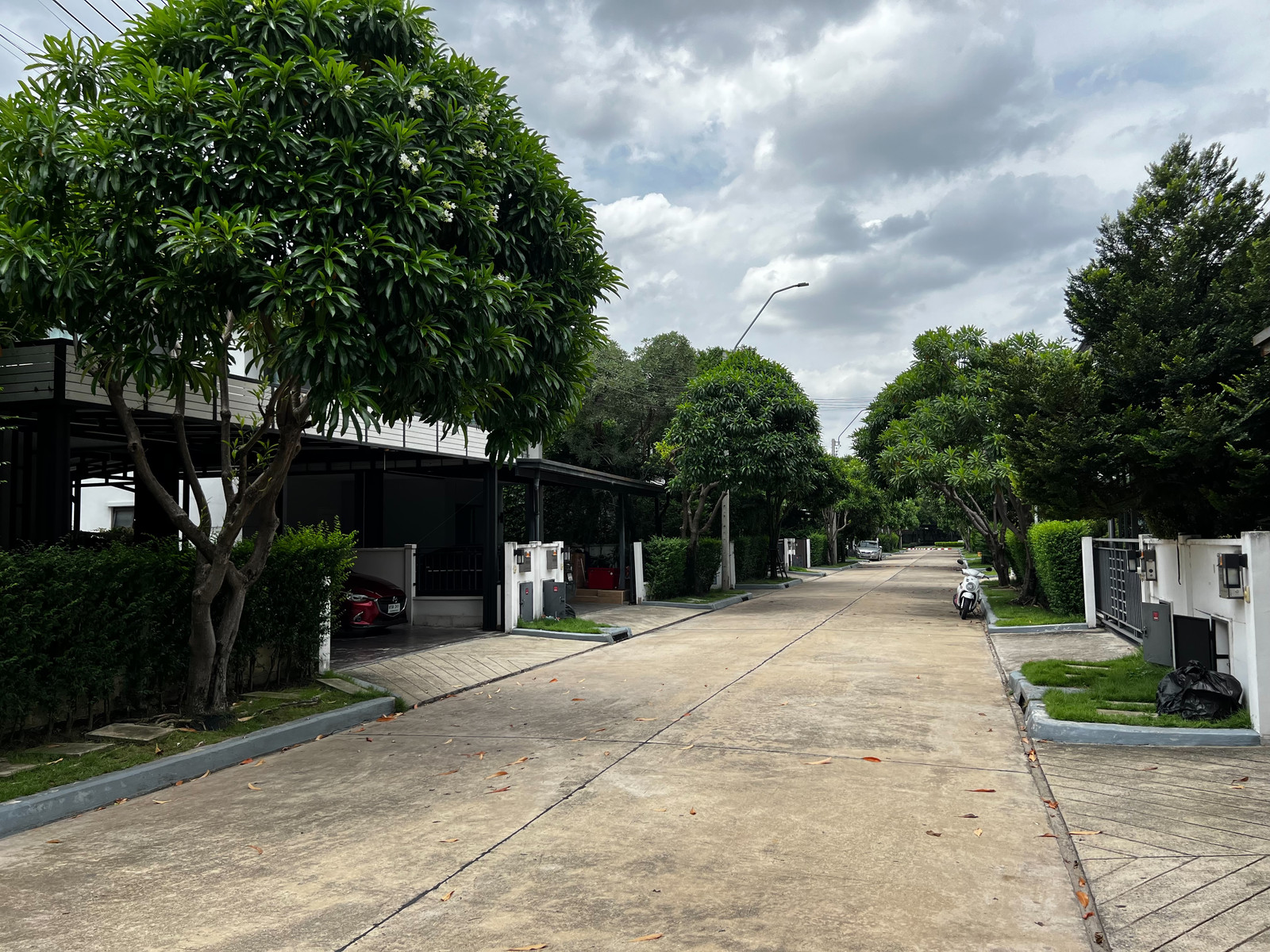 ให้เช่า/ขาย บ้านเดี่ยว Centro รามอินทรา–จตุโชติ 1 หลังมุม Premium Location ไม่มีรถวิ่งผ่านหน้าบ้าน บรรยากาศเงียบสงบ เป็นส่วนตัว ด้านหลังบ้านวิวโล่งเป็นธรรมชาติ ใกล้สวนส่วนกลาง ทำเลดีที่สุดหลังหนึ่งของโครงการ ใกล้จุดขึ้นทางด่วนมากเพียง 5นาที – รูปที่ 2