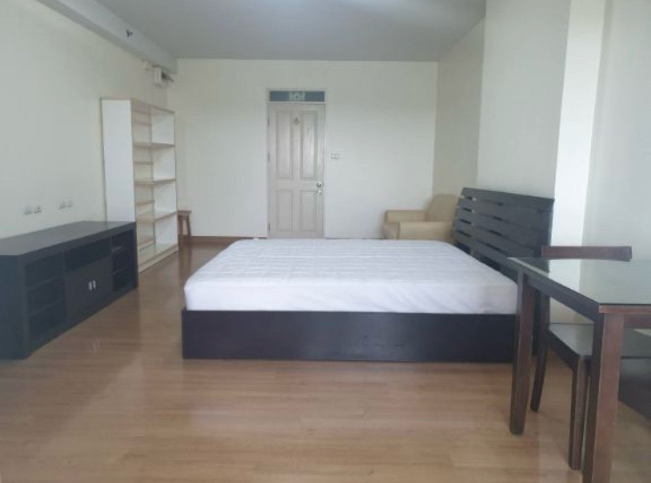The room is ready to move in. Close to shopping and hospitals Convenient travel on Srinakarin Road.