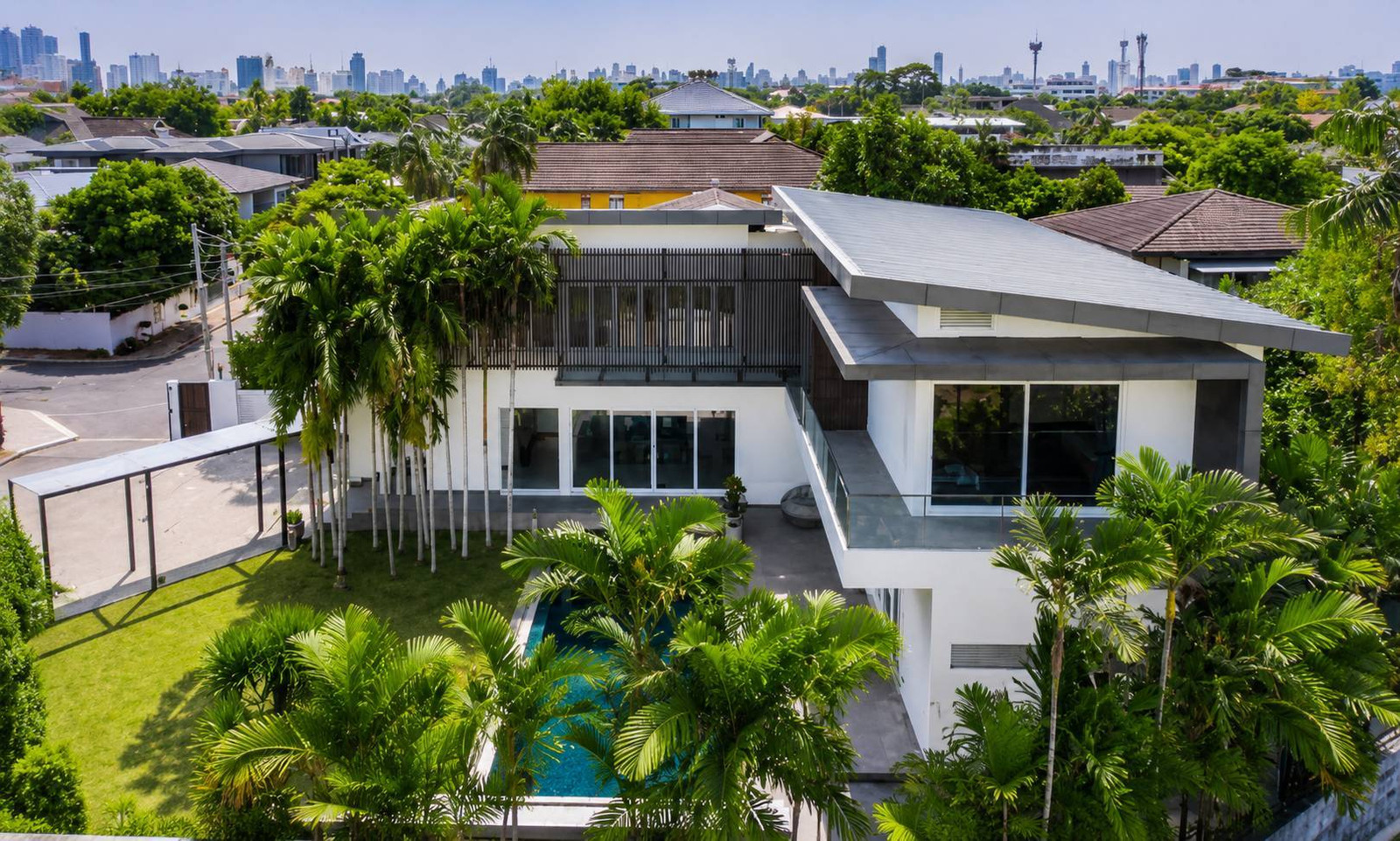 Panya Village Pattanakarn 30 : Single house with swimming pool : For sale 78 million baht