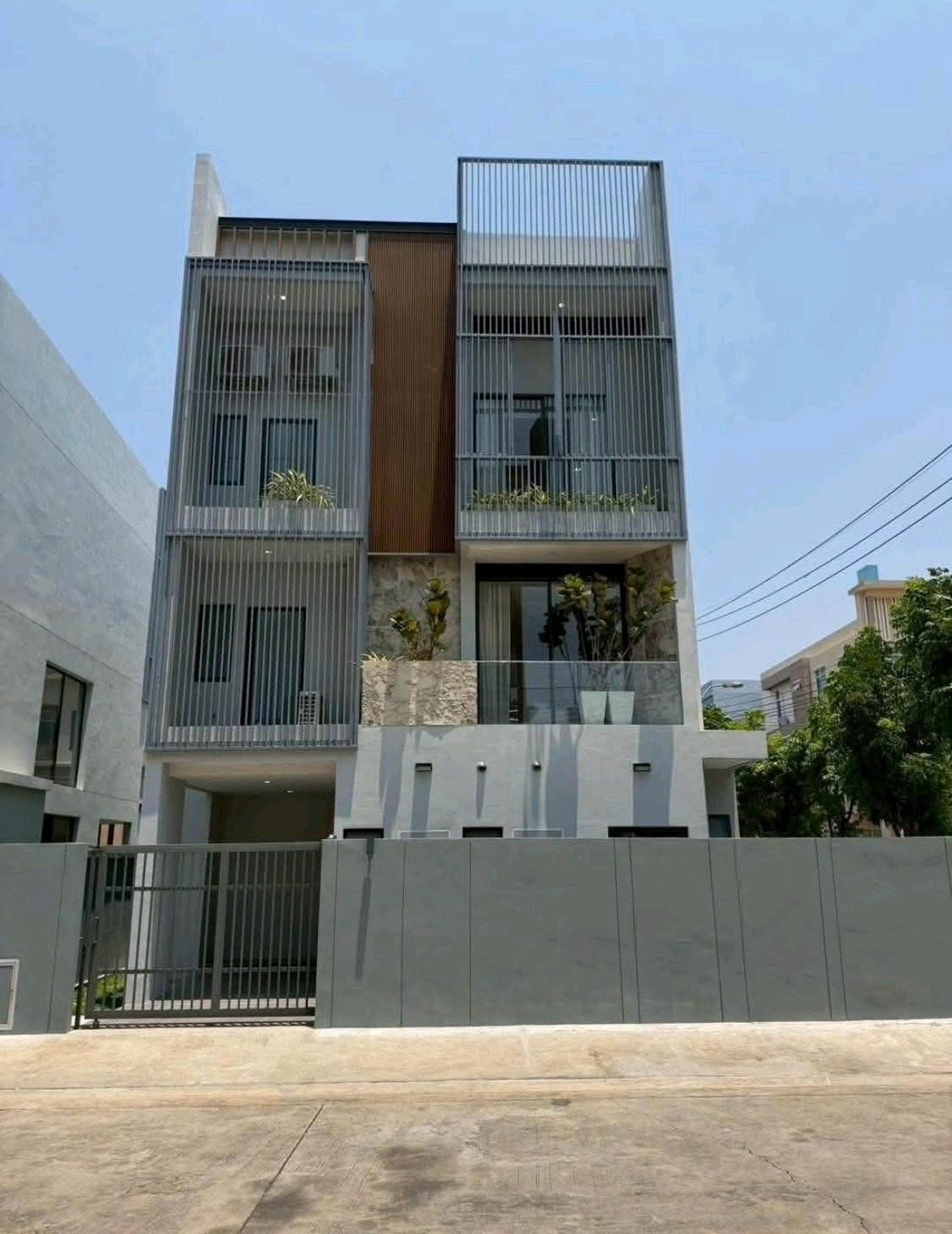 Luxury detached house for sale, price reduced by 2 million, Kheha Romklao Road, Soi Misteen. Luxury detached house for sale, price reduced by 2 million, Kheha Romklao Road, Soi Misteen.