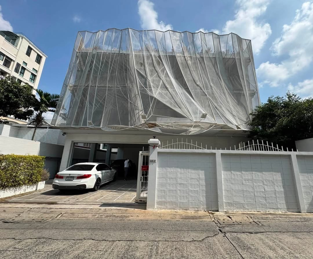 📌 For Rent: Stand-alone building in Thonglor | 900 sq.m. | 200 sq. wah | 6 parking spaces ** Suitable for Office / Studio / Clinic / Gym / etc. ** 🔥🔥 Rental Price: 320,000 THB/month 🔥🔥 📱 Tel: 061-9979915 📱 WhatsApp: 061-997-9915 📌 For Rent: Stand-alone building in Thonglor | 900 sq.m. | 200 sq. wah | 6 parking spaces ** Suitable for Office / Studio / Clinic / Gym / etc. ** 🔥🔥 Rental Price: 320,000 THB/month 🔥🔥 📱 Tel: 061-9979915 📱 WhatsApp: 061-997-9915