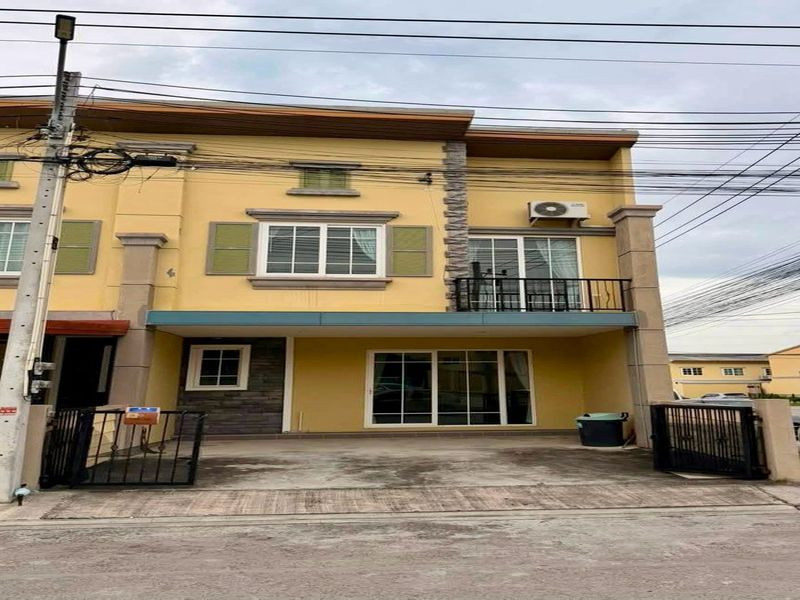 Golden Town Sriracha-Assumption: Corner townhome for rent, facing the park, 4 bedrooms.