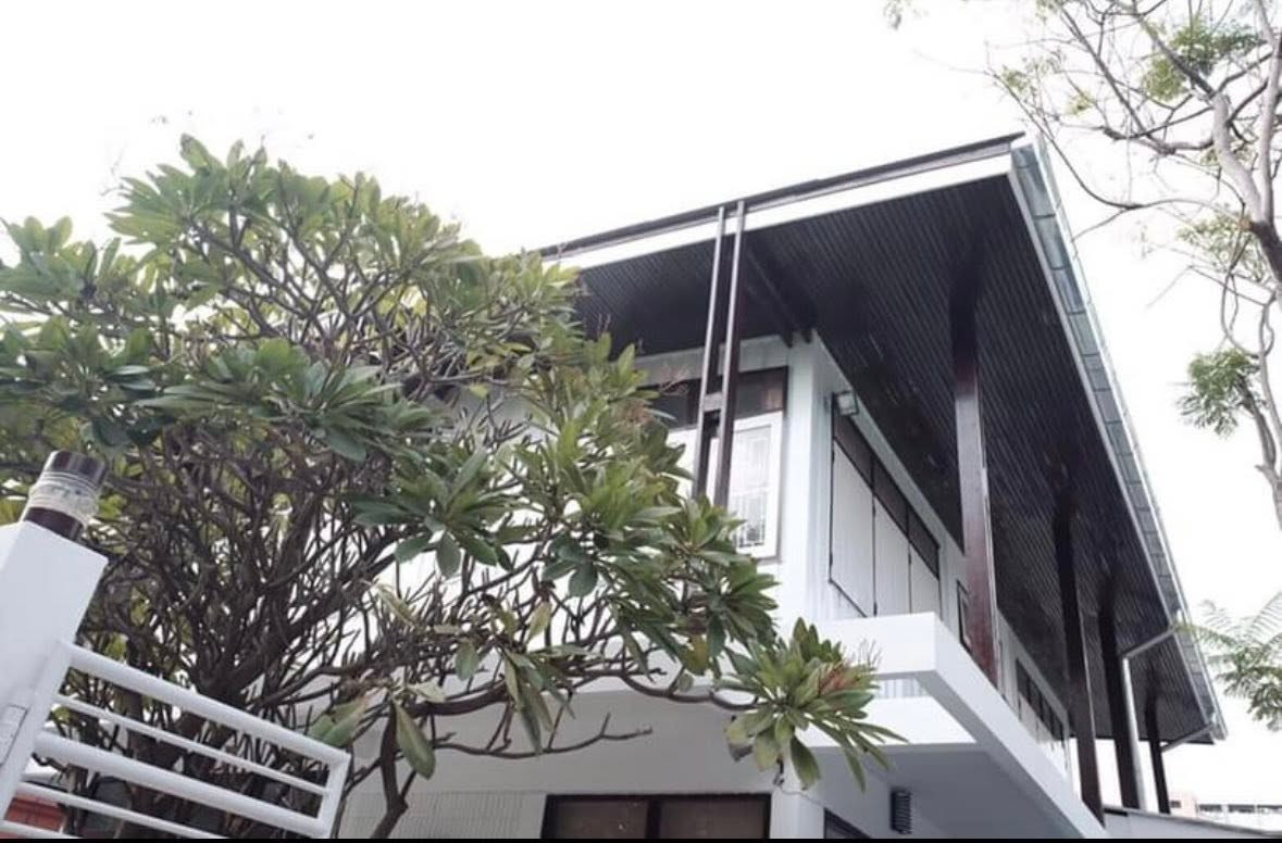 HR3809 Single house for rent in the heart of the CBD, Soi Plookchit, Rama 4 (Pet-Friendly), near Lumpini Park and One Bangkok. HR3809 Single house for rent in the heart of the CBD, Soi Plookchit, Rama 4 (Pet-Friendly), near Lumpini Park and One Bangkok.