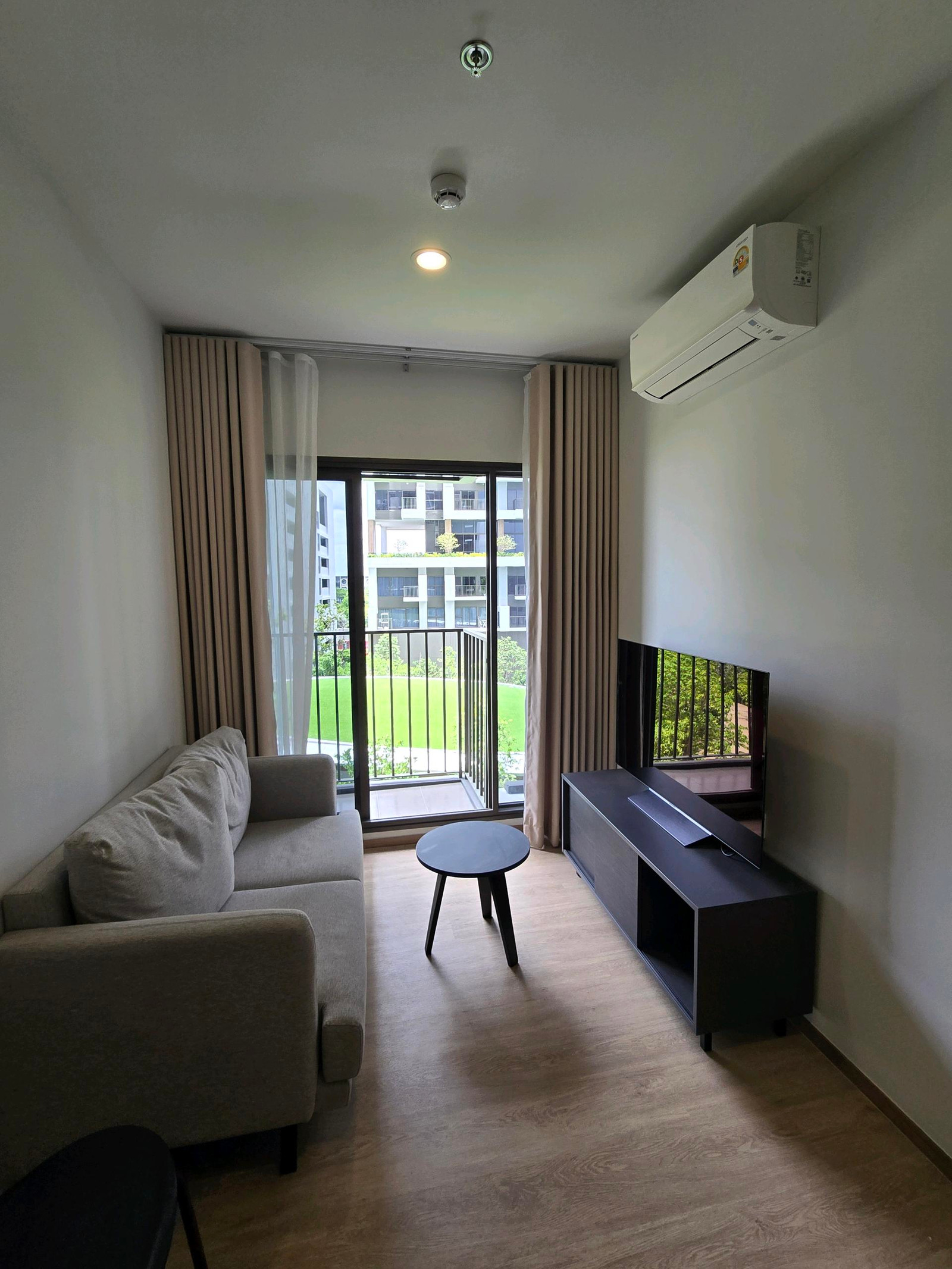 New room for rent Unpacked, never lived in, price 20,000 baht/month 🏠 Size 30 sq m, 1 bedroom, 1 bathroom 🛋 Fully furnished + electrical appliances ready to move in ✅ Highlights: garden view, swimming pool, fitness 📑 1 month deposit / 2 month damage insur