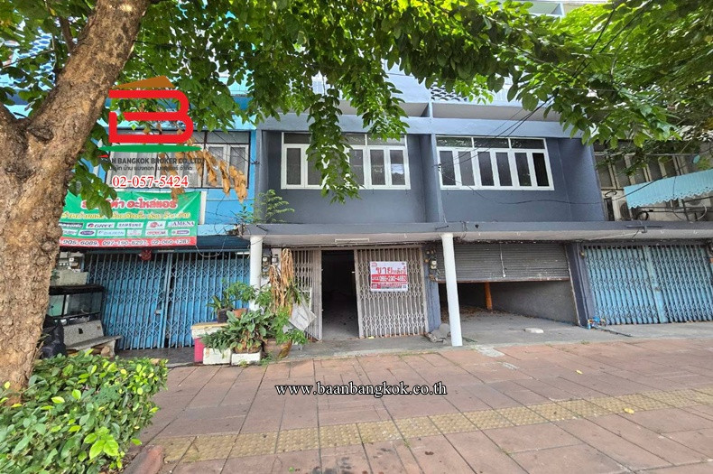 Commercial building, area 28.9 sq m., near Wat Klang, Phra Pradaeng Market. Suksawat Road, Bang Phueng Subdistrict, Phra Pradaeng District Samut Prakan Province