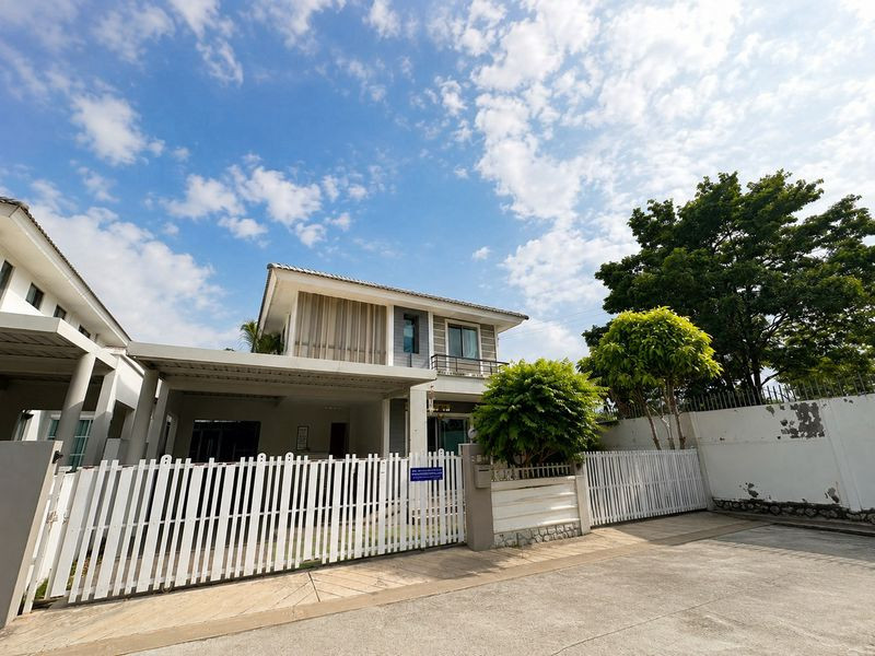 Large detached house for sale in Life in the Garden Village, Suan Suea-Sriracha. Large detached house for sale in Life in the Garden Village, Suan Suea-Sriracha.