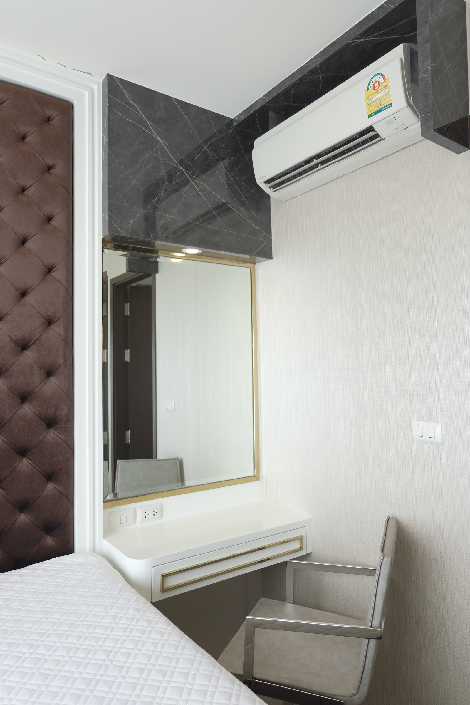 Urgent sell , floor 27. 6300000 Baht.