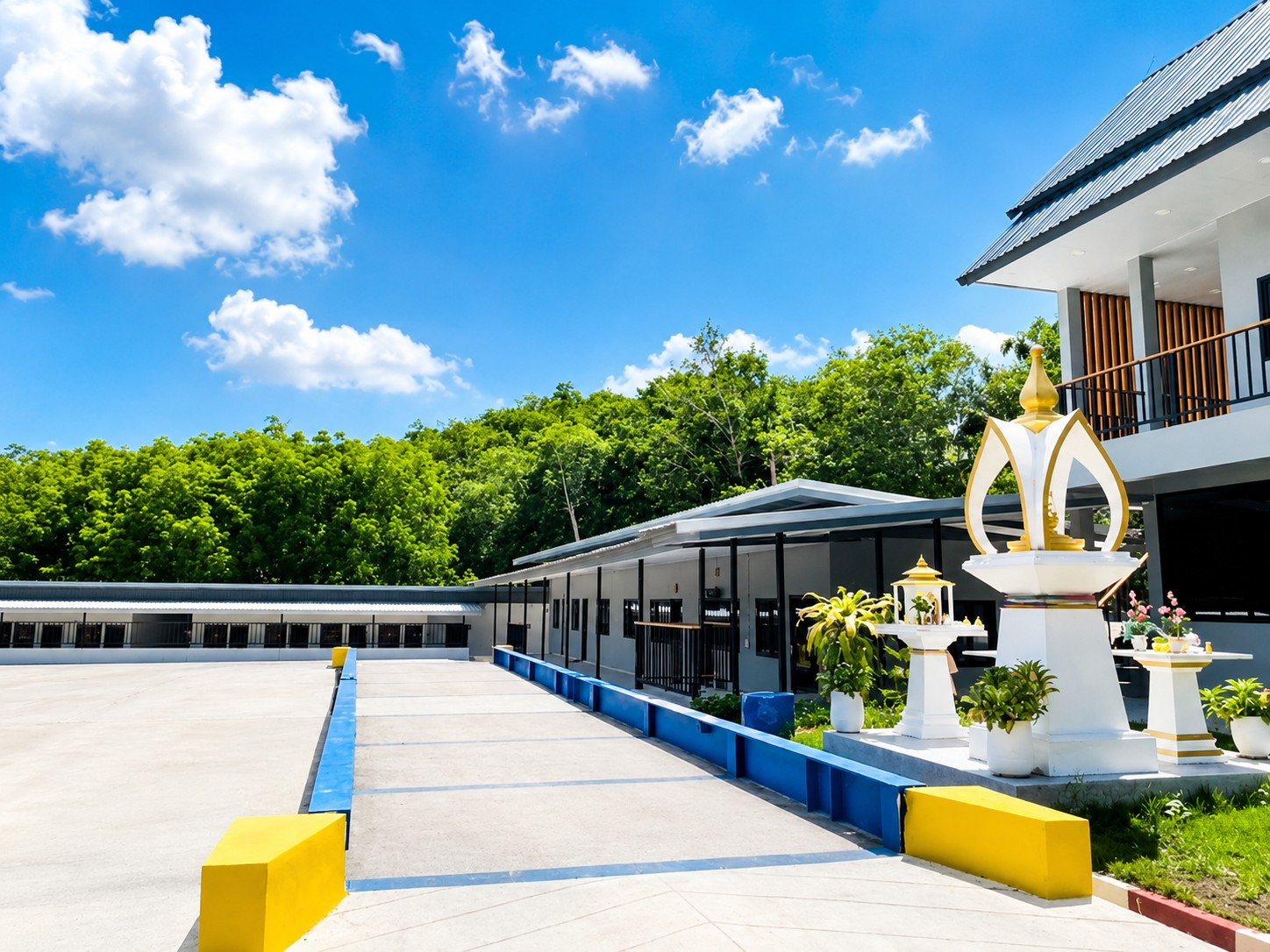 For sale/for rent, selling below appraised value. Palm seed crushing factory, Chumphon, complete with machinery, Factory 4, factory has cement floor, 3 rai of land.