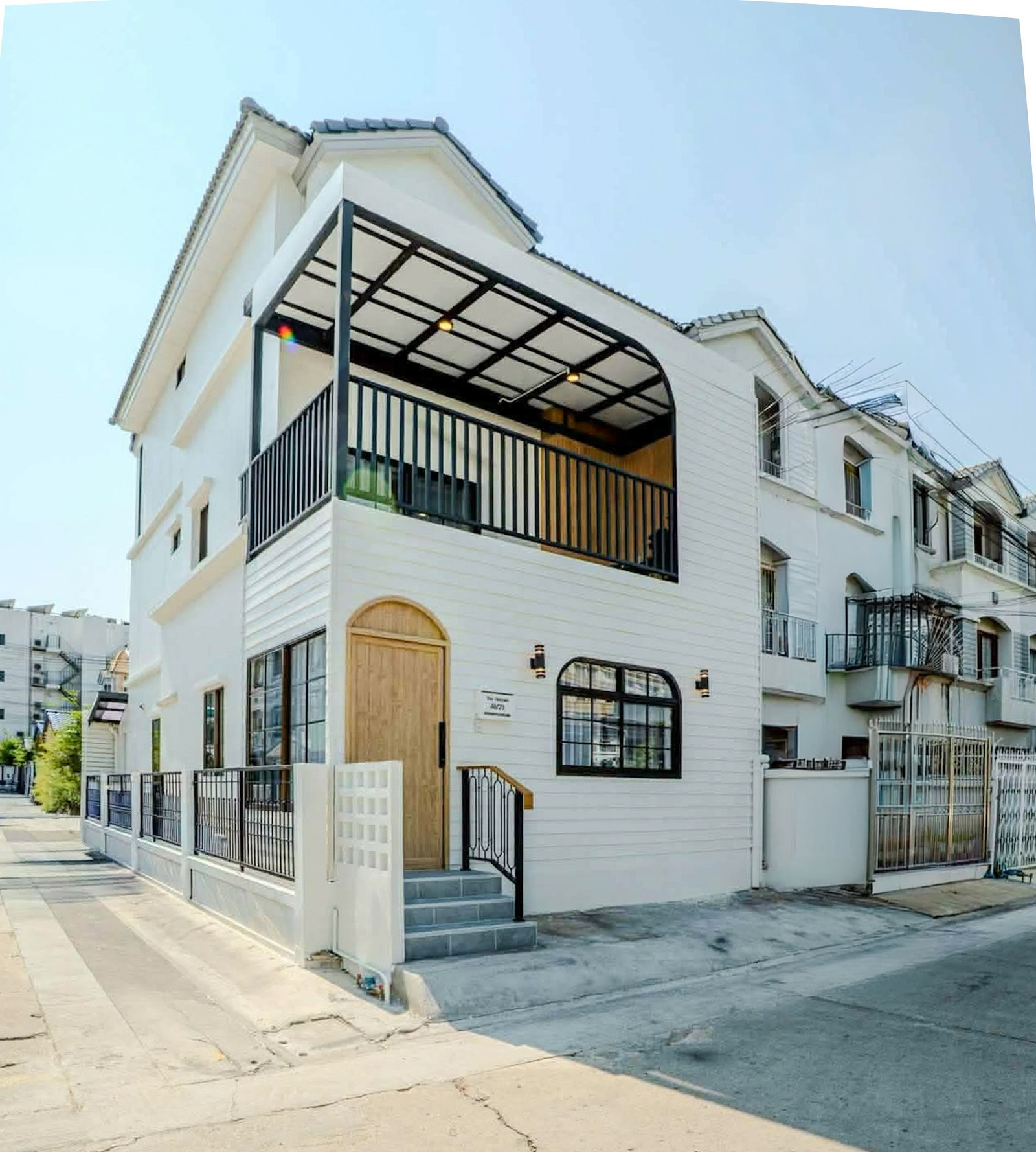Newly renovated house for sale, corner "Baan Klang Muang Rama 9 Soi 43", size 23.9 sq m, 4 bedrooms, near The Nine mall, beautifully renovated, ready to move in. Newly renovated house for sale, corner "Baan Klang Muang Rama 9 Soi 43", size 23.9 sq m, 4 bedrooms, near The Nine mall, beautifully renovated, ready to move in.