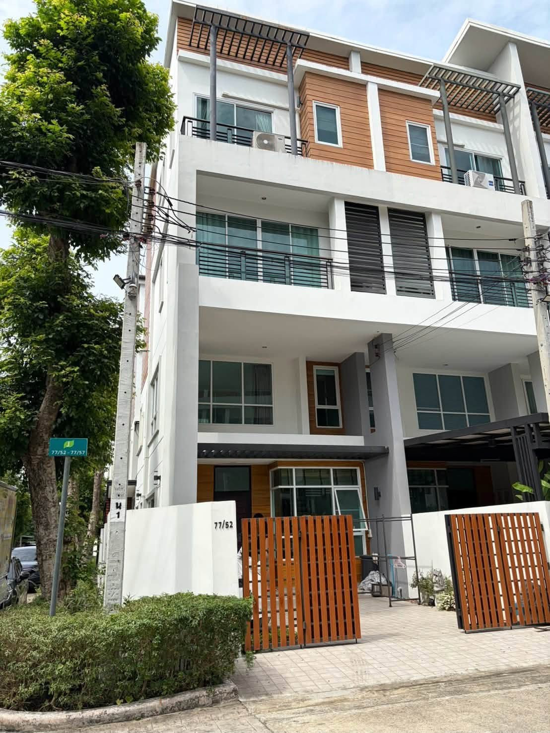 HR3814[For rent] 4-story townhome Sereno Chaengwattana 15 (Sereno Chaengwattana) corner house, location next to government center, special price.