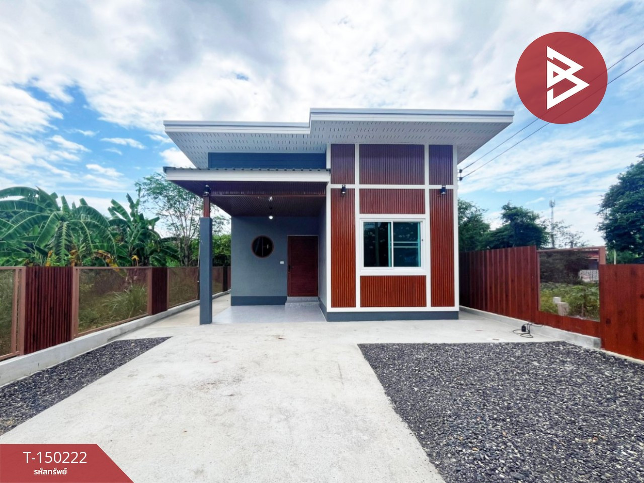 Single house for sale, 1st hand, area 68 square meters, Sakae Krang, Uthai Thani.