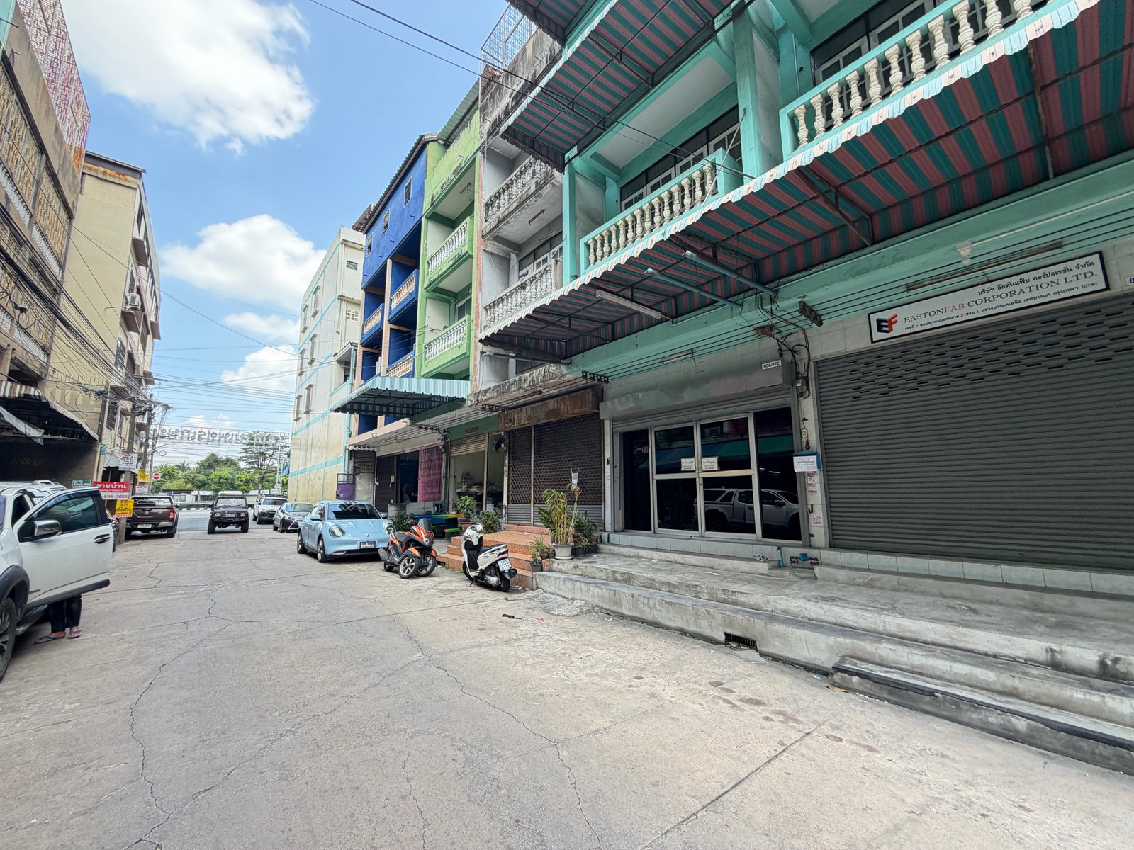 Commercial building, 3 units, usable area approximately 600 sq m. Commercial building, 3 units, usable area approximately 600 sq m.