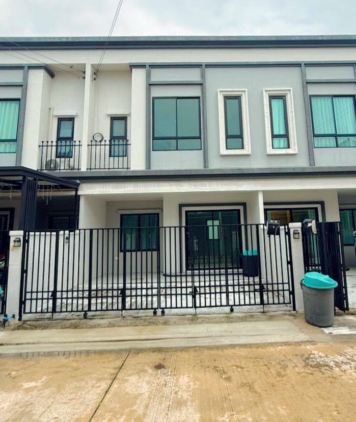 98354 - Premium townhome for sale. The last house in the project!