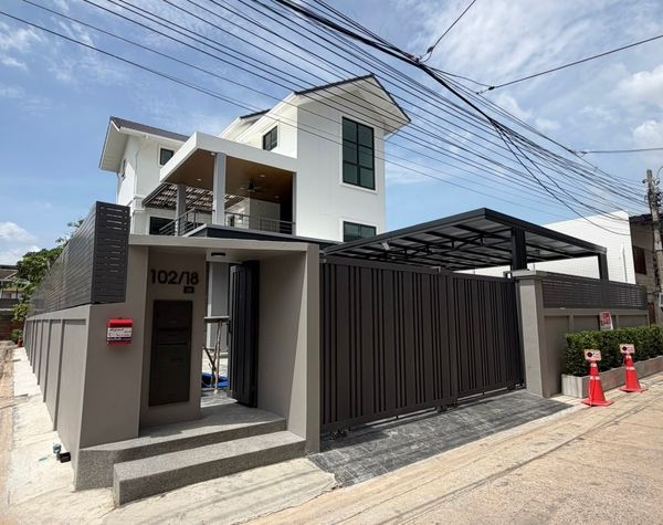 🔥🔥Code 30718🔥🔥 For rent: Brand new 3-story detached house in Bang Pho area. 🌐LINE ID : @fastforrentcondo