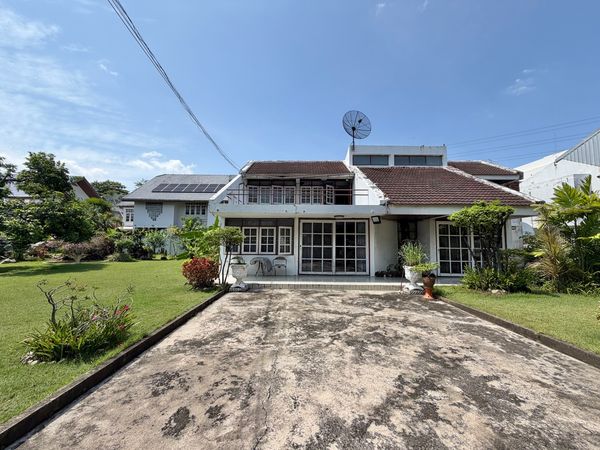 House for Sale in Ratchada Niwet Village with a Large Corner Plot, Spacious Balcony and Excellent Connectivity 
