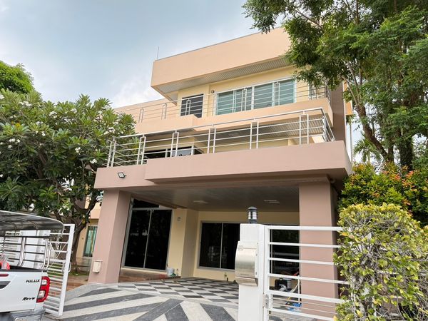 house suitable for a home office, with 5 bedrooms, close to the expressway, and ample parking. 
