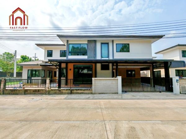 For Sale: 2-story detached house, Casa Ville Wongwaen – Chatuchot, Soi Wongsakorn 1, near Chatuchot Expressway (5 minutes away). Corner house, main road frontage, facing a public park. Extra-large size house in the project. Extended kitchen with concrete.