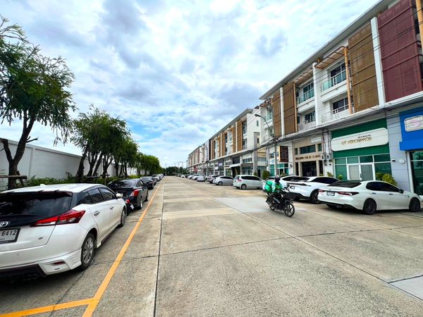 Commercial building just 5 minutes from the airport with plenty of parking. Located on Vibhavadi Road. 