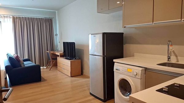 (Studio 34 sq m.) High floor, open view, no buildings blocking it, has a bathtub, prime location in the heart of Phrom Phong.