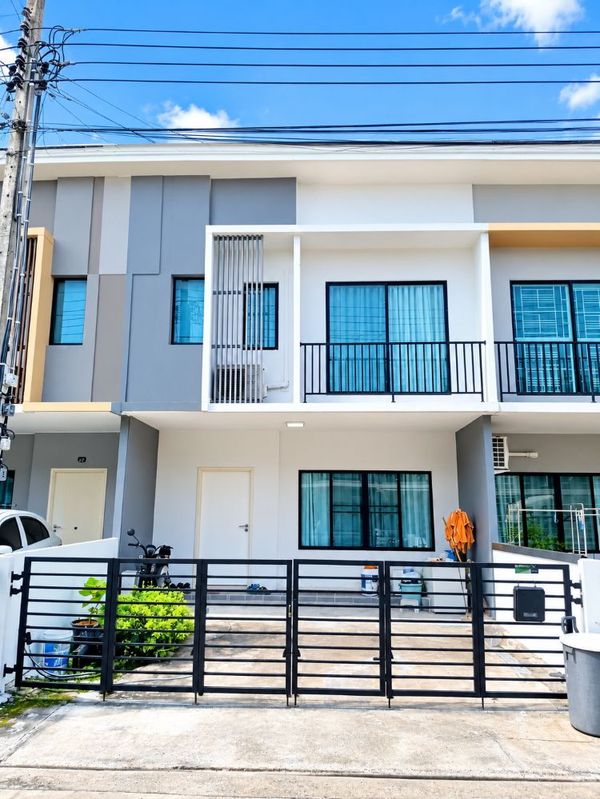 2-story townhome for sale, The Connect Village 28, Watcharapol-Phermsin. Free new paint throughout the house, good location, convenient travel.