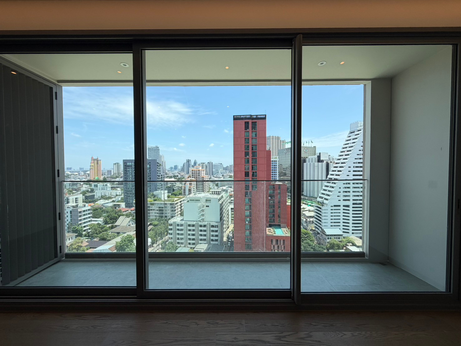 Rare Corner Unit with 2 Bedrooms | Unobstructed Views | 2 Parking Spaces | Pet Friendly – รูปที่ 2