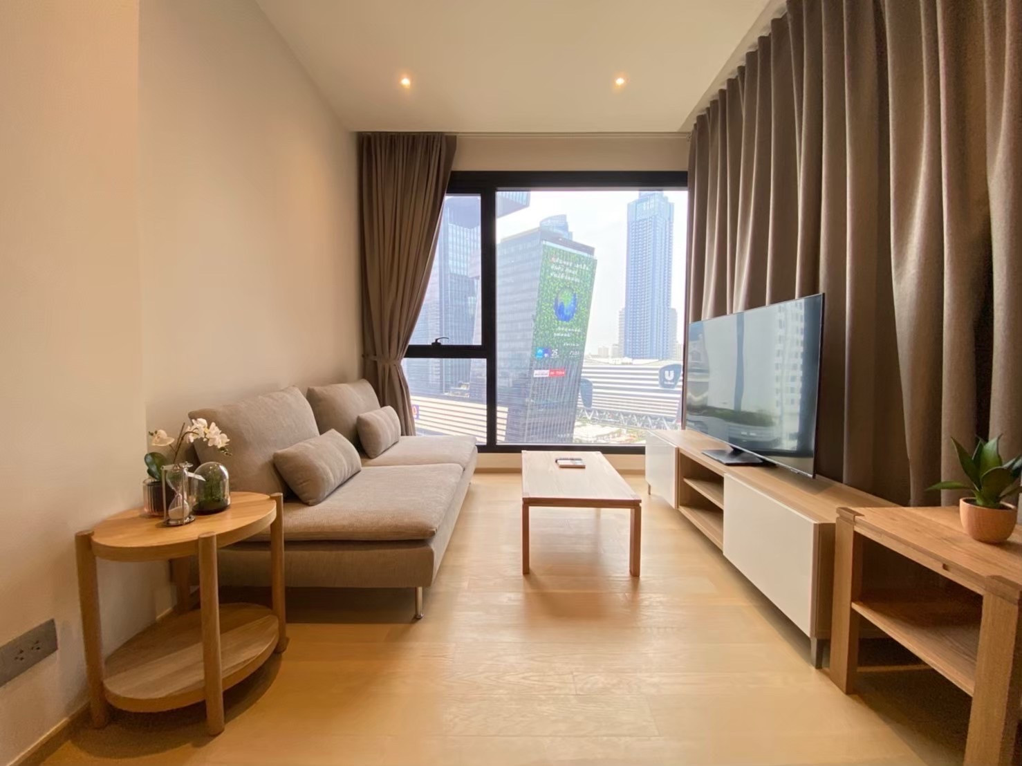 Ashton Asoke Rama9  ตรงข้าม Central Rama 9  For rent !!! 🔥 🔥Hot deal only 31,000 baht 🔥 ( from  ❌35,000 )  ✅Size 42 sqm 1 bed 1 bath 🛀  ✅Fully finished  ✅ Ready to move in   ✅เครื่องใช้ไฟฟ้าครบ ห้องตรงปก  ✅ วิวดี มุมสวย  ✅พร้อมอยู่ ห้องเป๊ะตรงปก   🙏