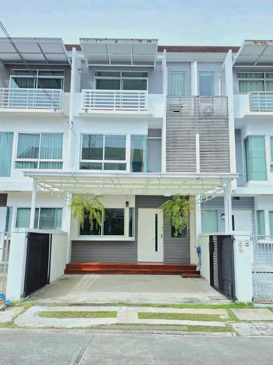 ขายบ้านรีโนเวทใหม่ ถนนกรุงเทพกรีฑาซอย 7  ใกล้แยกลำสาลี รามคำแหง ติดแอร์ทั้งหลังพร้อมเฟอร์