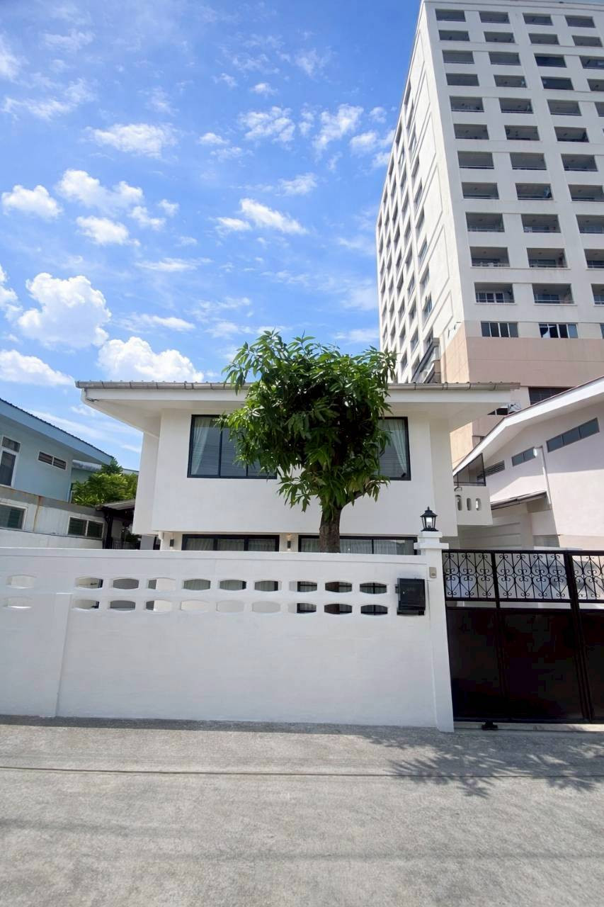บ้านเดี่ยวหรูให้เช่า 5 ห้องนอน พร้อมเฟอร์นิเจอร์ครบ ใกล้ MRT สุทธิสาร