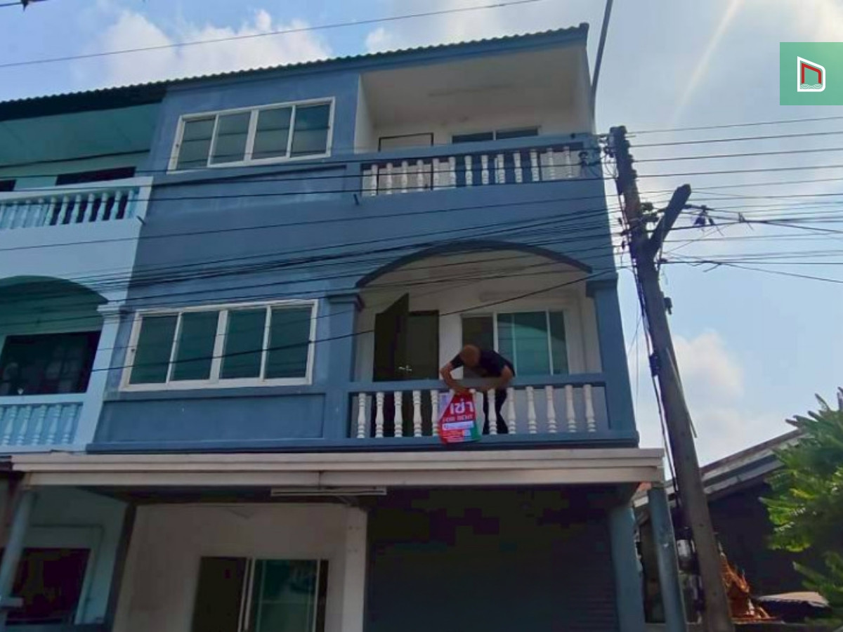 3-story townhouse for sale Rangsit-Nakhon Nayok 59, 32 sq m., 6 bedrooms, 6 bathrooms, 2.3 million, renovated, parking in front of the house, able to trade, near Future Park Rangsit. Dream World and Motorway