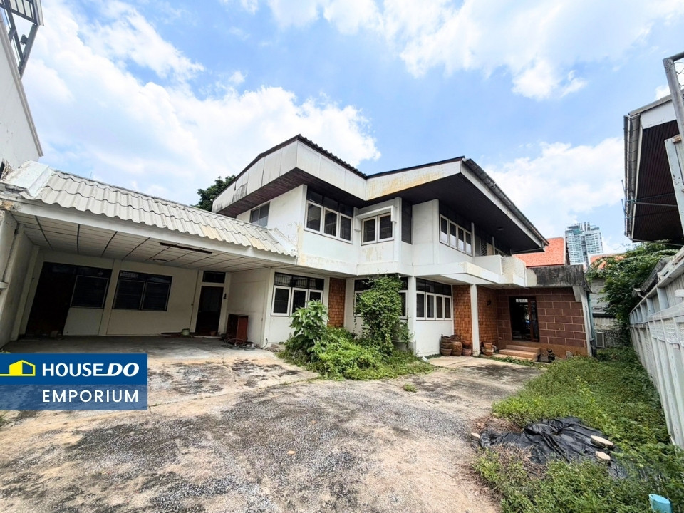 For Sale: 2-Storey Detached House in Sukhumvit 40–42 For Sale: 2-Storey Detached House in Sukhumvit 40–42