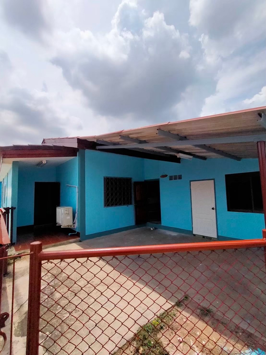Corner plot house, newly renovated, cheap for rent.