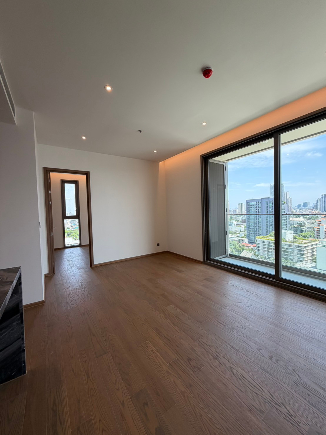 Rare Corner Unit with 2 Bedrooms | Unobstructed Views | 2 Parking Spaces | Pet Friendly – รูปที่ 3
