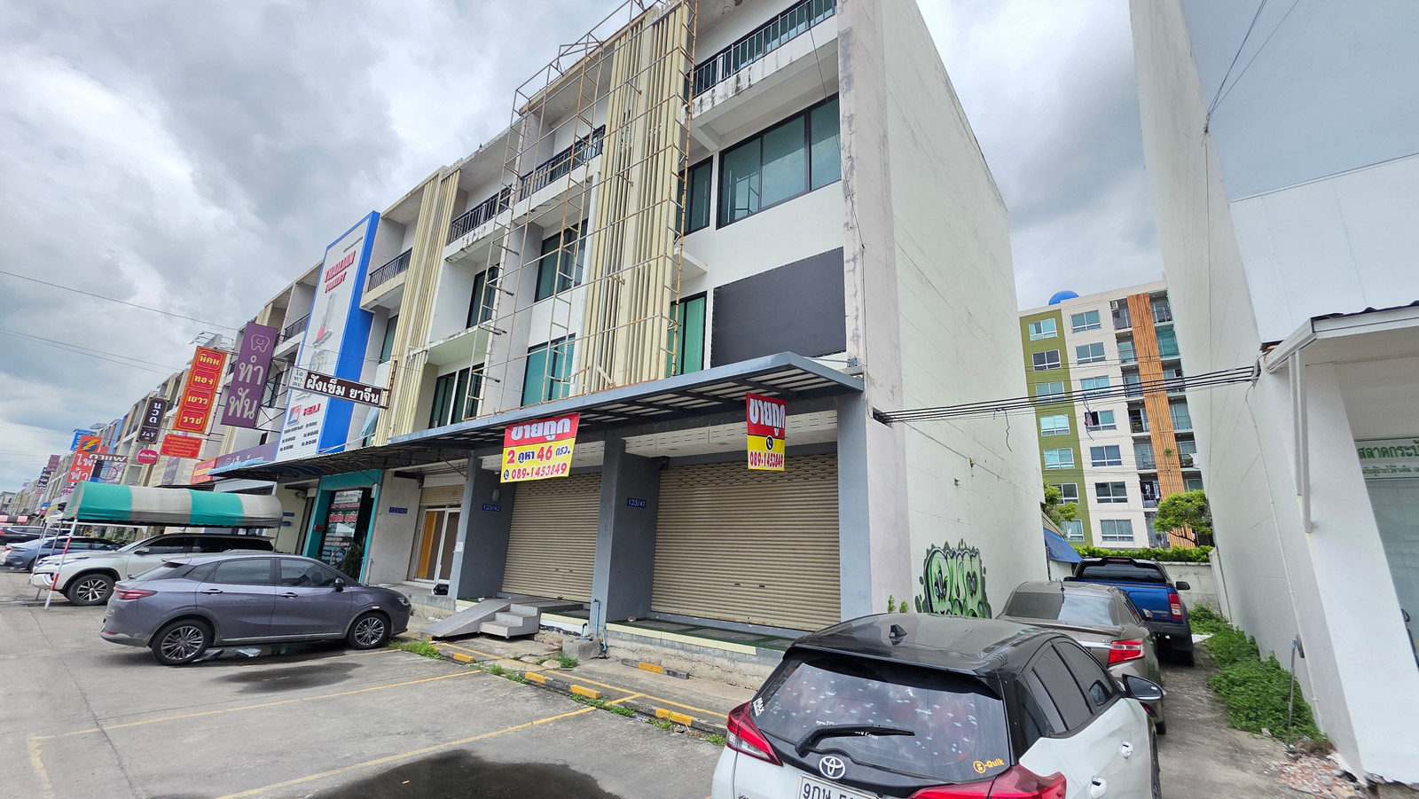 Cheap commercial building for sale, home office, 4 floors, 2 units next to each other, Fifth Avenue, Lat Krabang. Every floor is connected to each other within every floor. Suitable for clinics, home offices, offices, showrooms, shops. Cheap commercial building for sale, home office, 4 floors, 2 units next to each other, Fifth Avenue, Lat Krabang. Every floor is connected to each other within every floor. Suitable for clinics, home offices, offices, showrooms, shops.