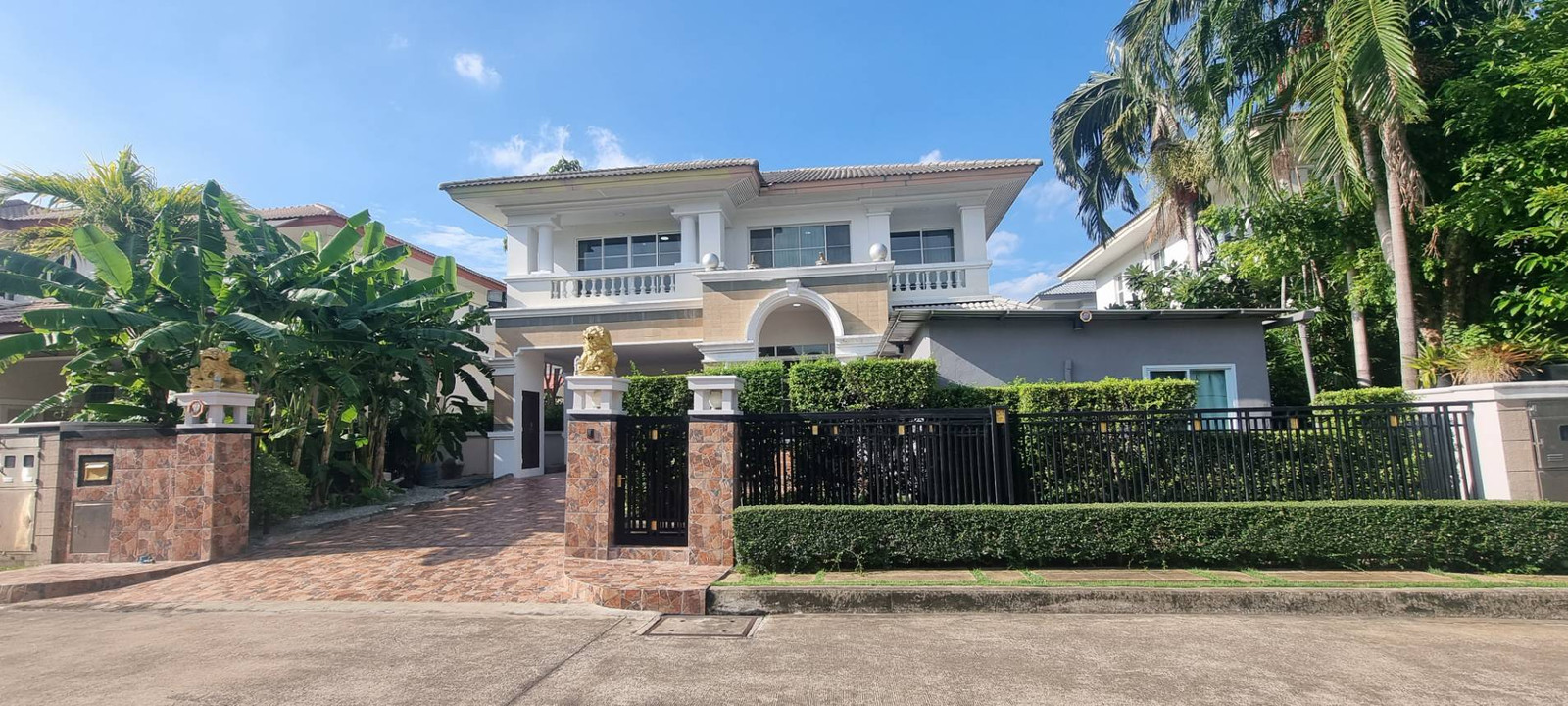 Single house for rent Nantawan Suan Luang Chaloem Phrakiat Road, Rama 9, size 5 bedrooms, 4 bathrooms, usable area 300 sq m., rent 65,000 per month. Single house for rent Nantawan Suan Luang Chaloem Phrakiat Road, Rama 9, size 5 bedrooms, 4 bathrooms, usable area 300 sq m., rent 65,000 per month.