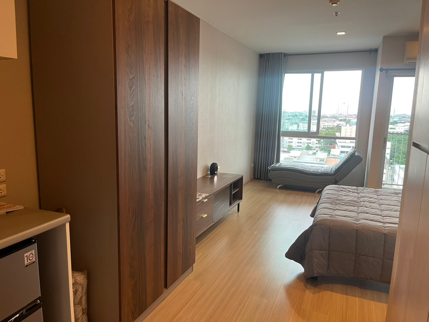 Newly renovated room for rent, Casa Ratchada, Ratchaphruek studio, BTS Talat Phlu station in front of the building.