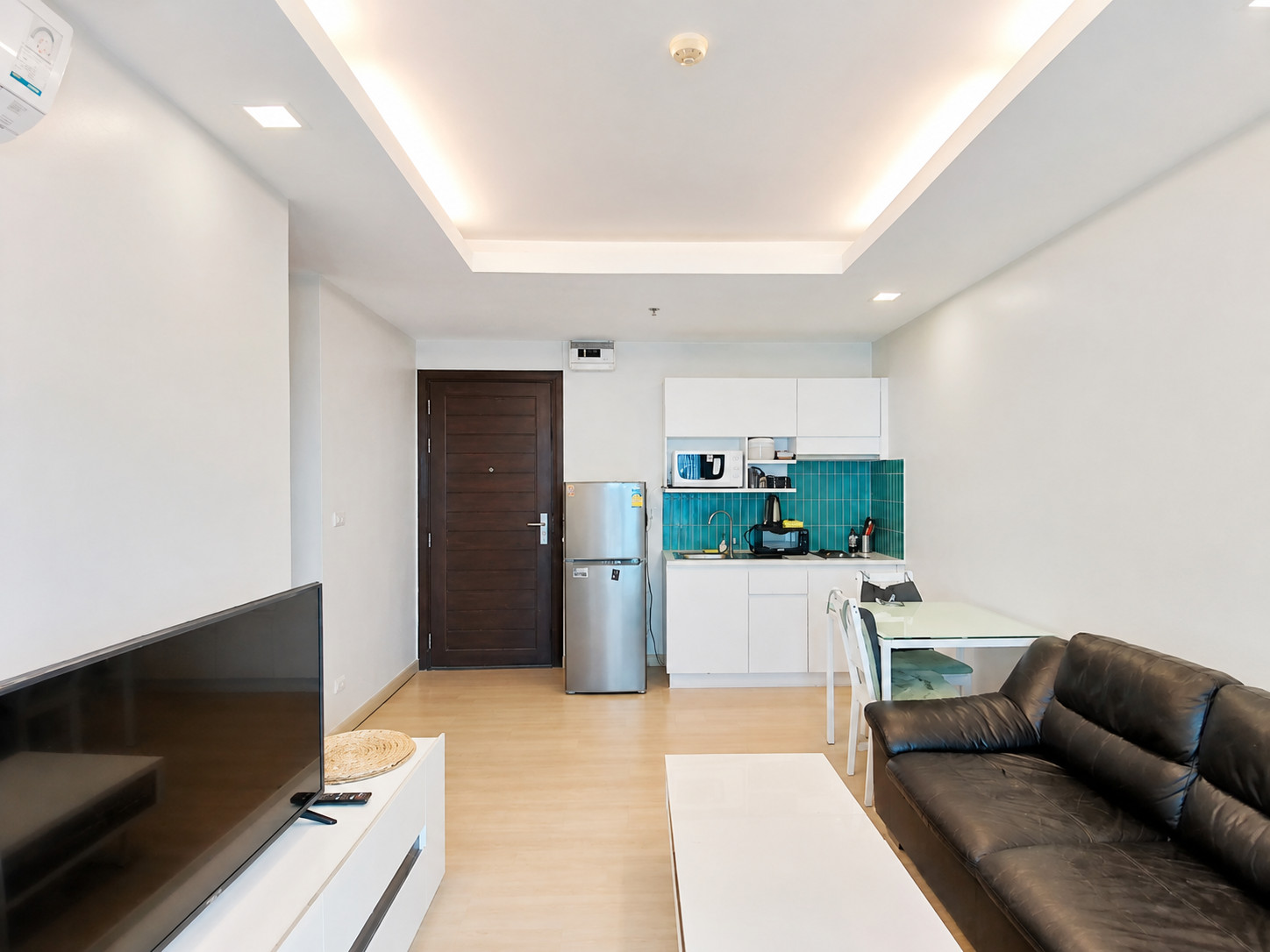 True Thonglor Condo, 1 bedroom, 1 bathroom, 40 sq m., 18th floor, very large room, fully furnished, ready to move in, price 18,000 baht.
