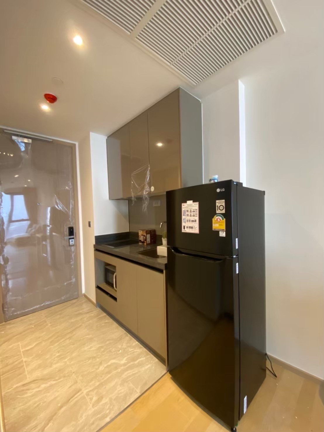 Ashton Asoke Rama9  ตรงข้าม Central Rama 9  For rent !!! 🔥 🔥Hot deal only 31,000 baht 🔥 ( from  ❌35,000 )  ✅Size 42 sqm 1 bed 1 bath 🛀  ✅Fully finished  ✅ Ready to move in   ✅เครื่องใช้ไฟฟ้าครบ ห้องตรงปก  ✅ วิวดี มุมสวย  ✅พร้อมอยู่ ห้องเป๊ะตรงปก   🙏 – รูปที่ 3
