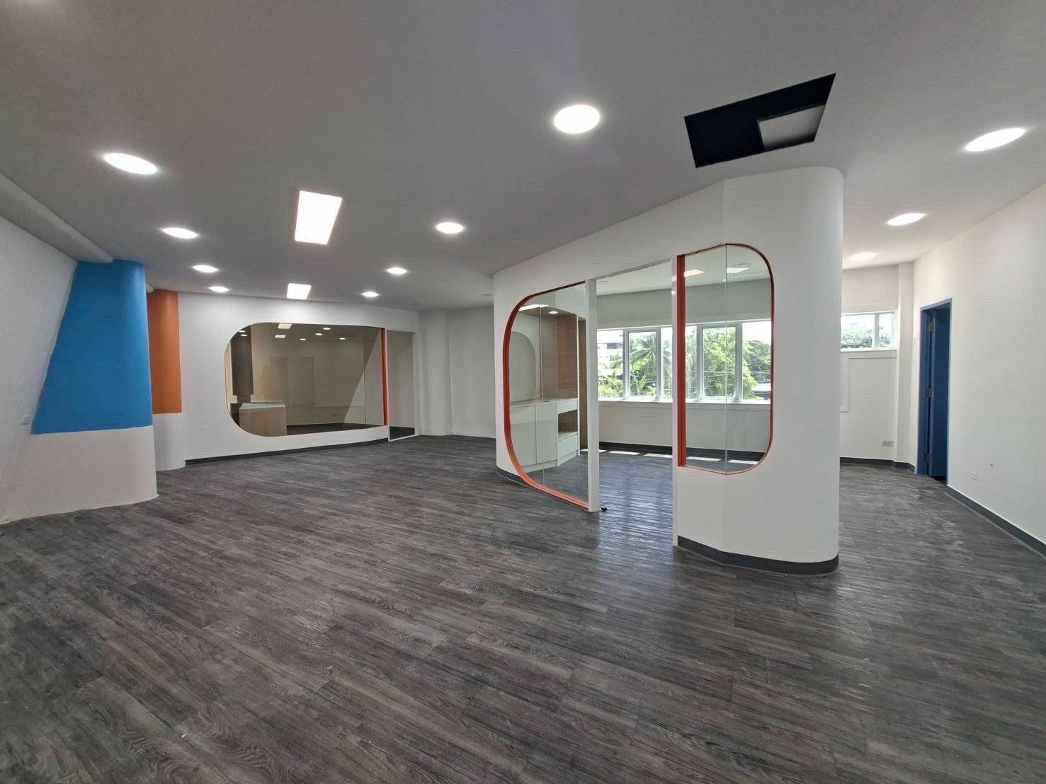 📌 Rental : Stand Alone Showroom Building In Heart Of Sathorn  , 1,200 sqm , 3 Storeys   ** Hospital / Clinic / Spa / Wellness Center ** ** Car Showroom  ** ** Community Mall / Sport Complex ** ** Furniture Showroom ** ** Office etc **  📍 Ceiling : 4-6 m – รูปที่ 4