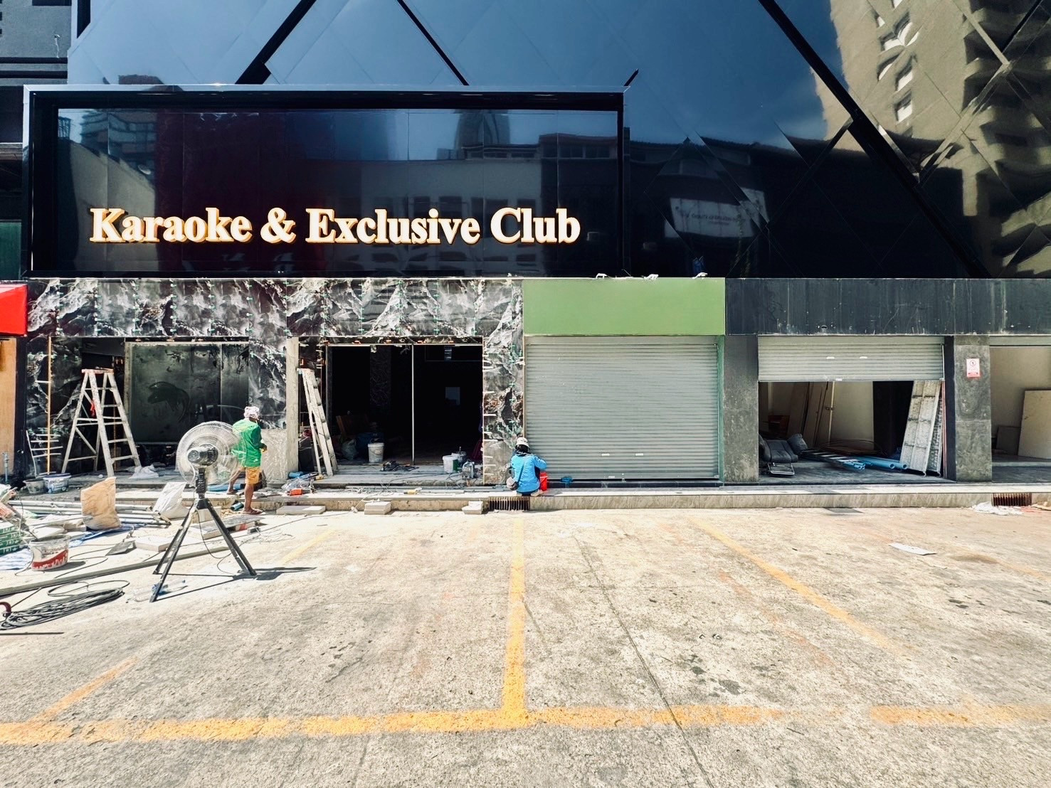 Space for rent in Thonglor, doing business, G floor, width 24 meters, total usable area 180 square meters, near BTS and luxury hotels.