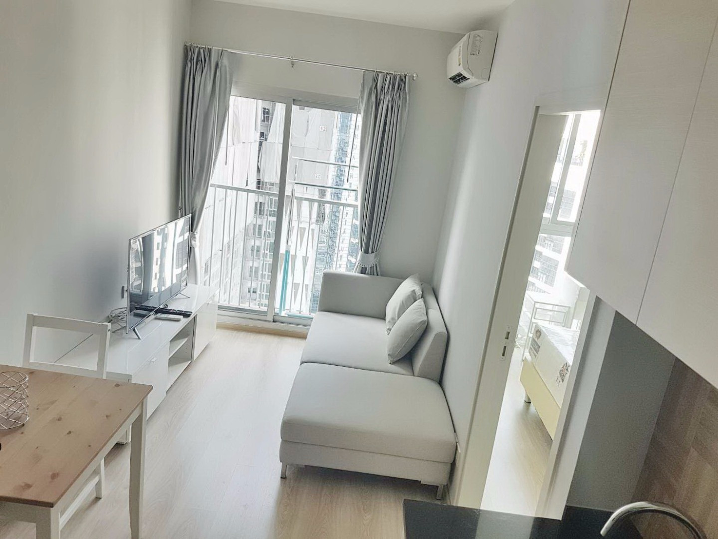 Condo for rent : Noble Revolve Ratchada1 1Bedroom  High floor Fully furnished near MRT Cultural Centre 14,000 baht only 🔥🔥🔥