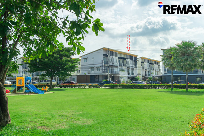 Townhome for sale, 5 bedrooms, Golden City Pinklao Village - Charansanitwong, near the MRT and Si Rat Expressway.