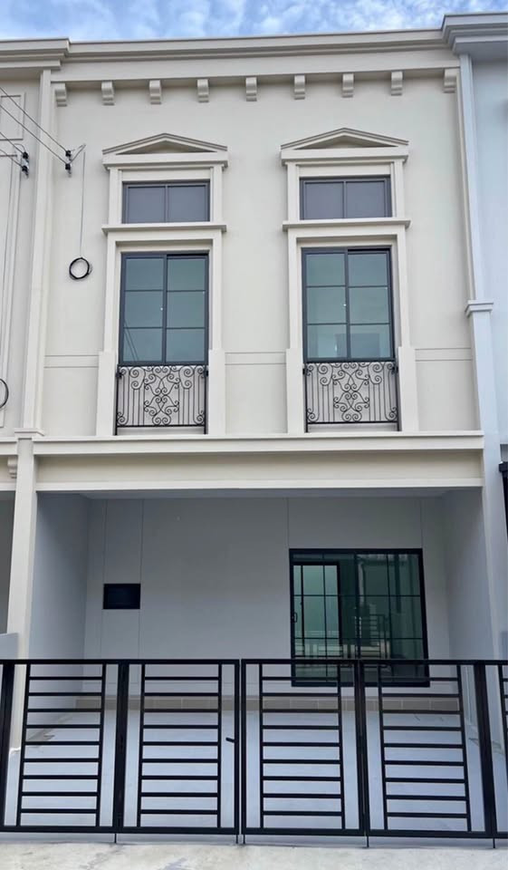 RH090426 ให้เช่า ทาวน์โฮม fully furnished 2 ชั้น 4 ห้องนอน at Siri Place Pattanakarn ใกล้สวนหลวง ร.9