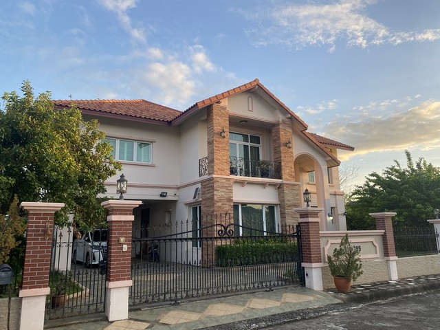 Single house for sale, ready to move in, in Phasari Village. Close to the Lak Song BTS station and The Mall Bang Khae Department Store, just 8 minutes away. It is a custom-built house in the Spanish style. Premium grade materials, land size 195 sq m, appr Single house for sale, ready to move in, in Phasari Village. Close to the Lak Song BTS station and The Mall Bang Khae Department Store, just 8 minutes away. It is a custom-built house in the Spanish style. Premium grade materials, land size 195 sq m, appr