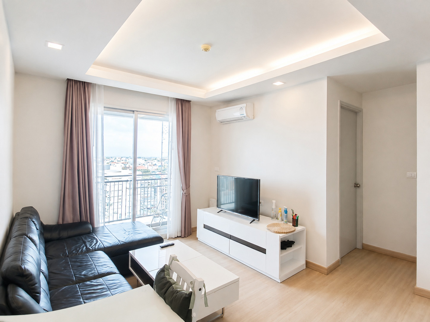 True Thonglor Condo, 1 bedroom, 1 bathroom, 40 sq m., 18th floor, very large room, fully furnished, ready to move in, price 18,000 baht.