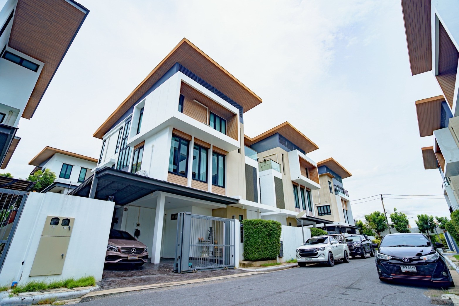 🚨 RARE DEAL of the year! Immediate profit from the first day of transfer Saved more than 11 million baht! 💎 The Ava Residence Sukhumvit 77 | Luxury Modern 3-story detached house. 🚨 RARE DEAL of the year! Immediate profit from the first day of transfer Saved more than 11 million baht! 💎 The Ava Residence Sukhumvit 77 | Luxury Modern 3-story detached house.
